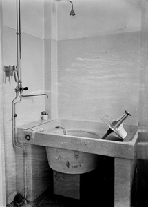834635 Afbeelding van een lavet in de badkamer van een door de N.S. voor haar personeel gehuurde woning in Rotterdam of ...